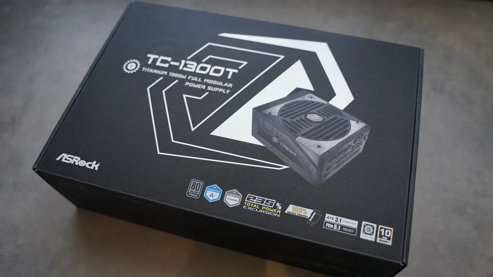 ASRock Taichi TC-1300Tのパッケージ。80PLUS TITANIUM、Cybenetics A+/TITANIUM、235% Total Power Excursion、ATX 3.1・PCIe 5.1のバッジが並ぶ
