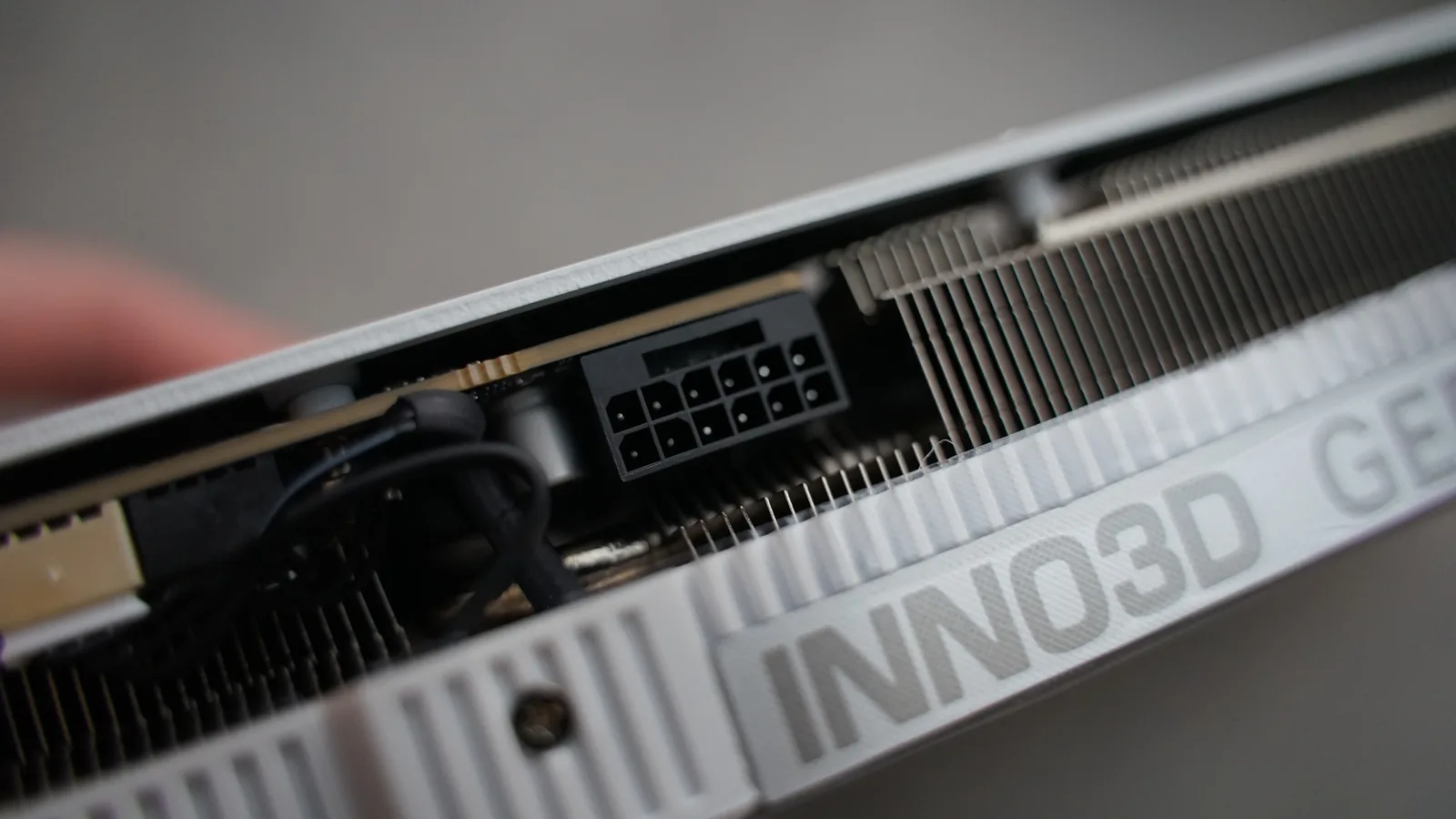 INNO3D RTX 5070 Ti基板上の12V-2x6コネクタ。2列6穴の電力用12ピンの上に通信用センスピンの細い列が見える