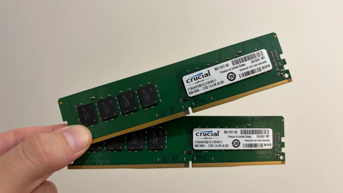 手持ちのCrucial DDR4メモリ2枚。金色の端子部分に切り欠きの溝が見える