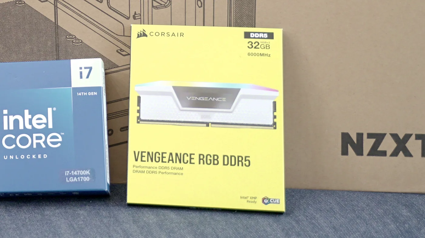 CORSAIR VENGEANCE RGB DDR5-6000 32GB(16GB×2)ホワイトのパッケージ。隣にIntel Core i7-14700Kの箱