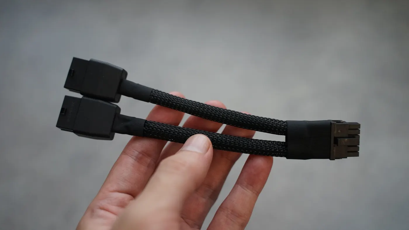付属の12V-2x6から8pin×2への変換ケーブル。黒色