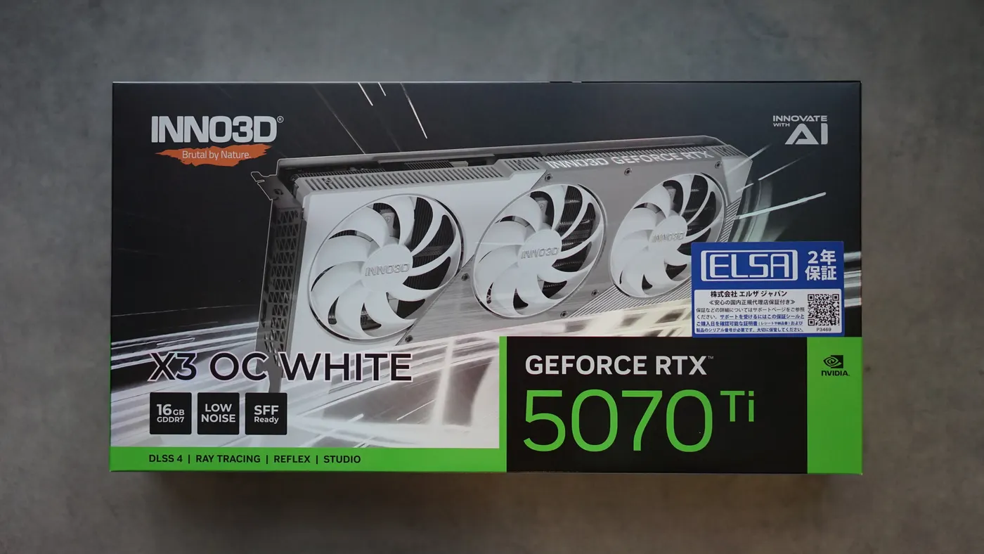 INNO3D GeForce RTX 5070 Ti X3 OC WHITEの化粧箱。ELSAの2年保証シールつき
