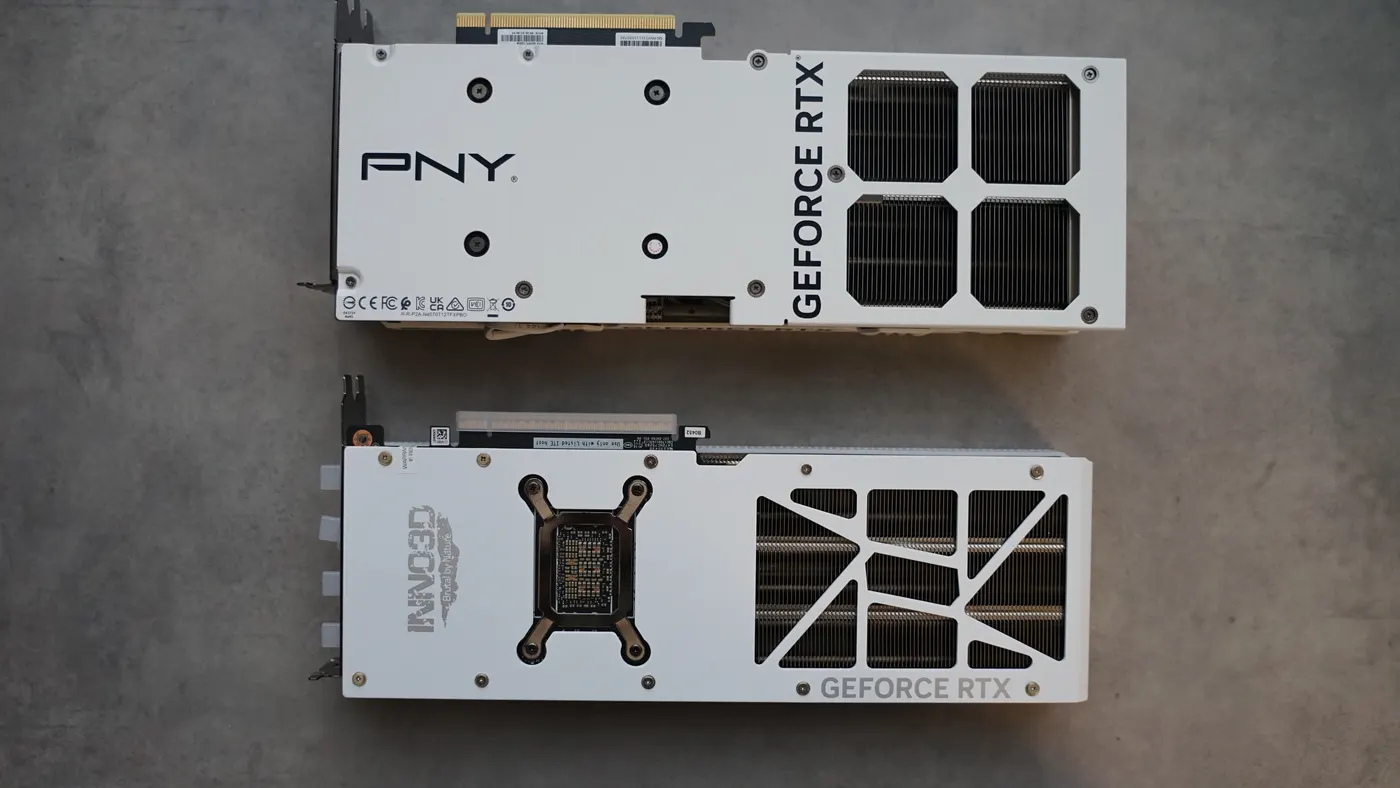 INNO3DとPNYのバックプレートを並べた比較
