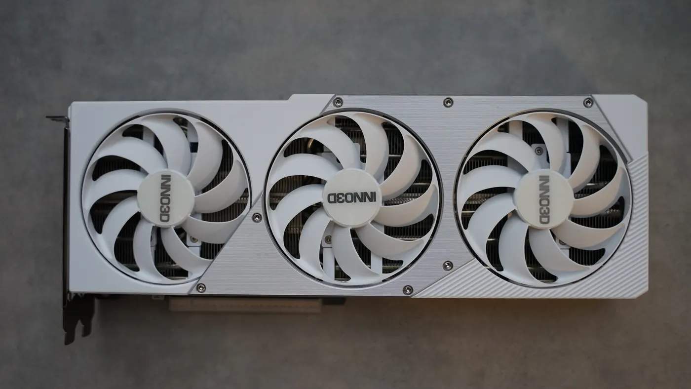 INNO3D RTX 5070 Ti X3 OC WHITEの正面。白い3連ファン