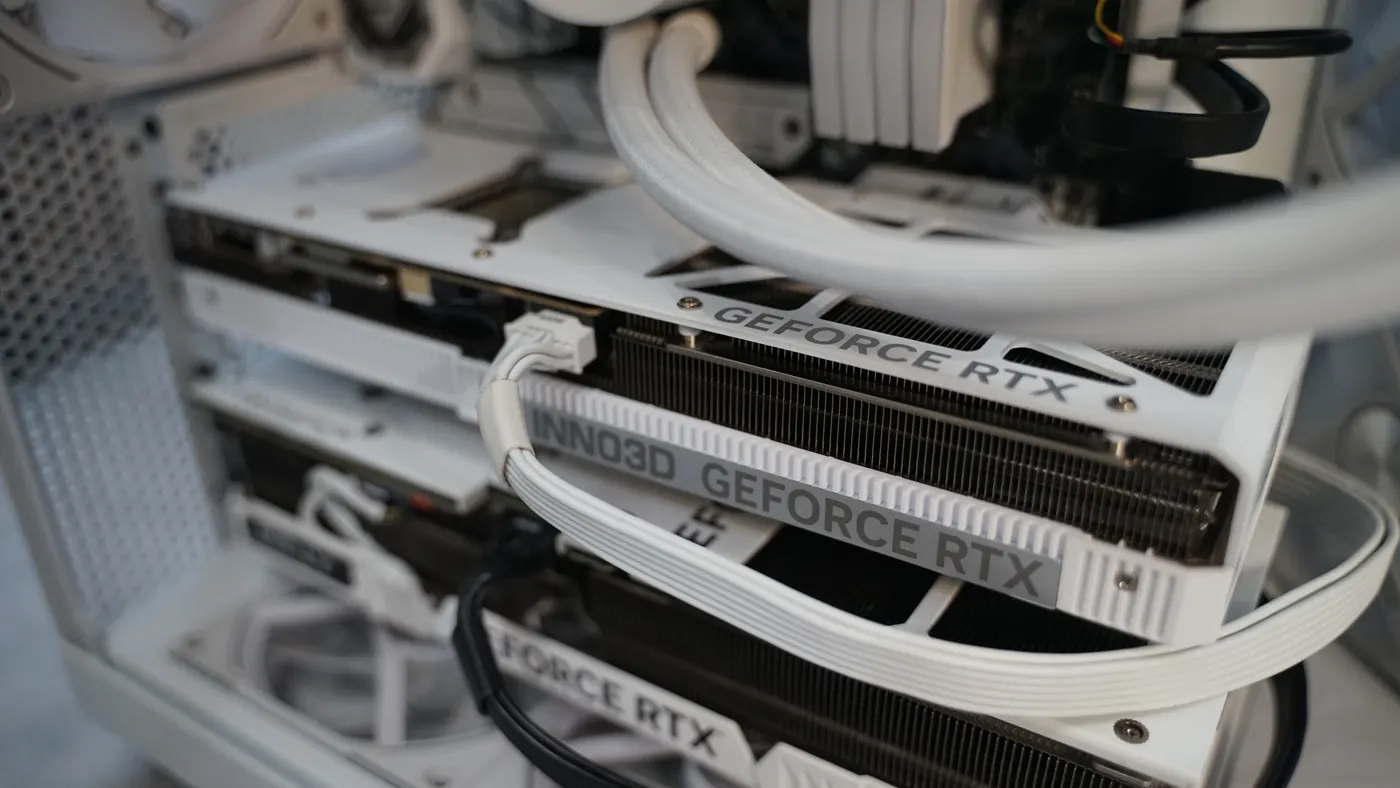 白いケースにINNO3D RTX 5070 TiとPNY RTX 4070 Tiを2枚挿しした状態