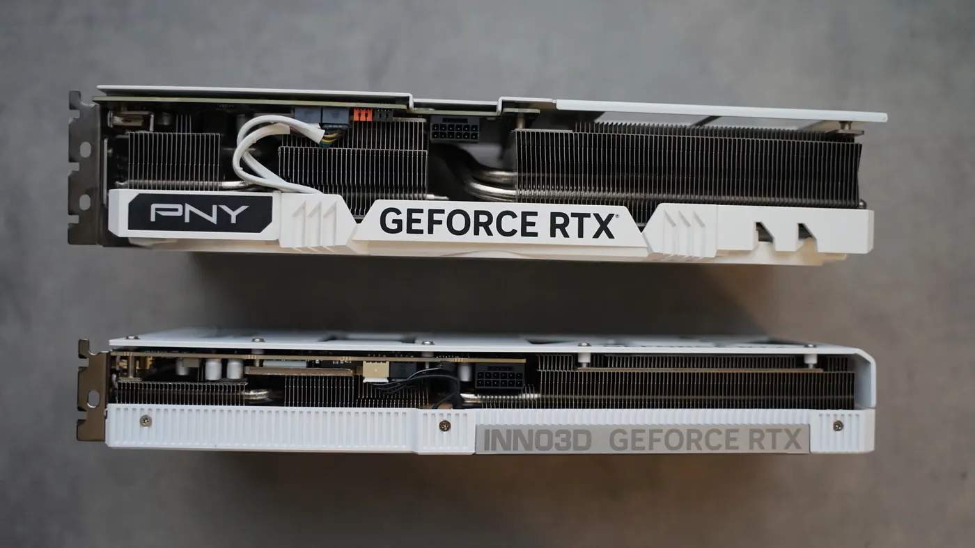 PNYのRTX 4070 Tiと重ねて側面から見た厚みの比較