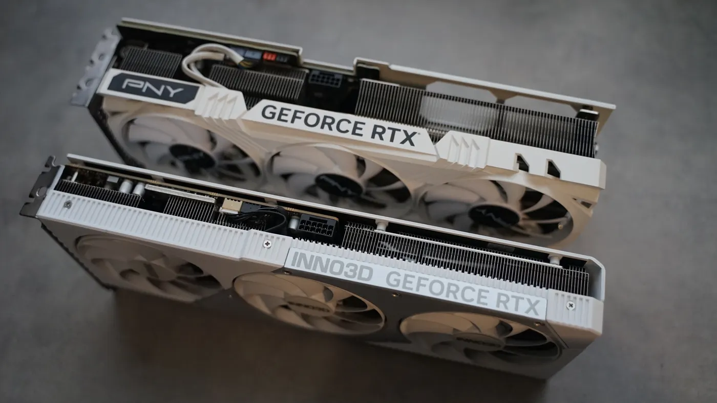 PNYのRTX 4070 Tiと重ねて上から見た比較