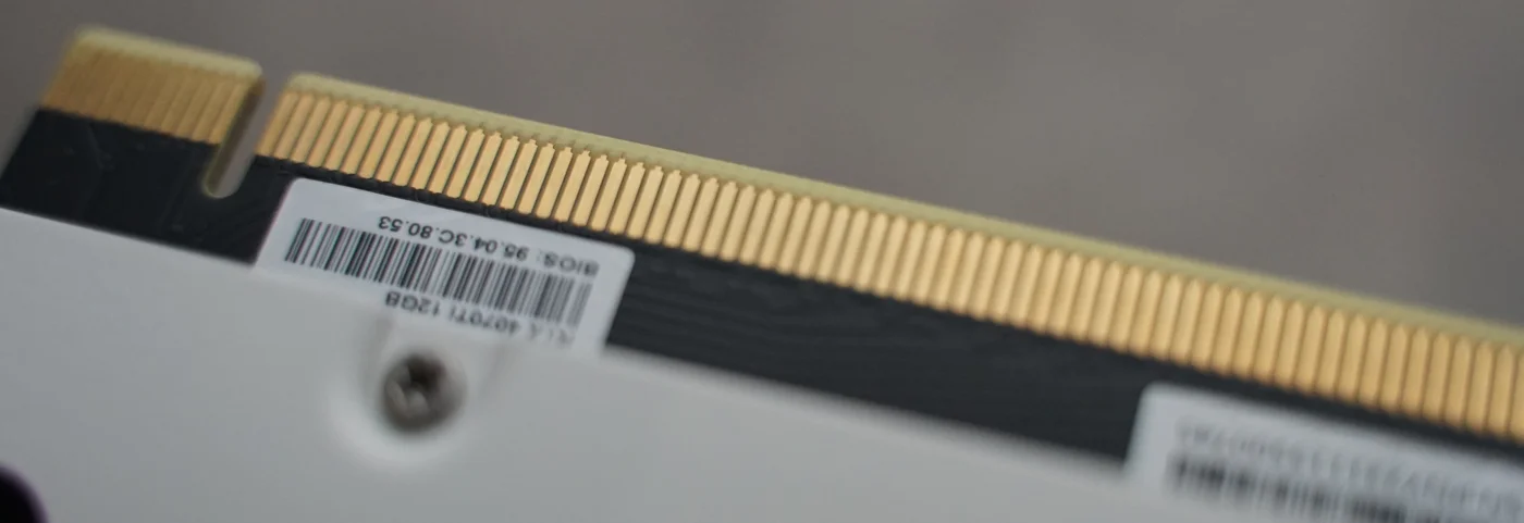 RTX 4070 Ti(Gen4世代)のPCIe端子の接写。端まで真っ直ぐな金メッキ