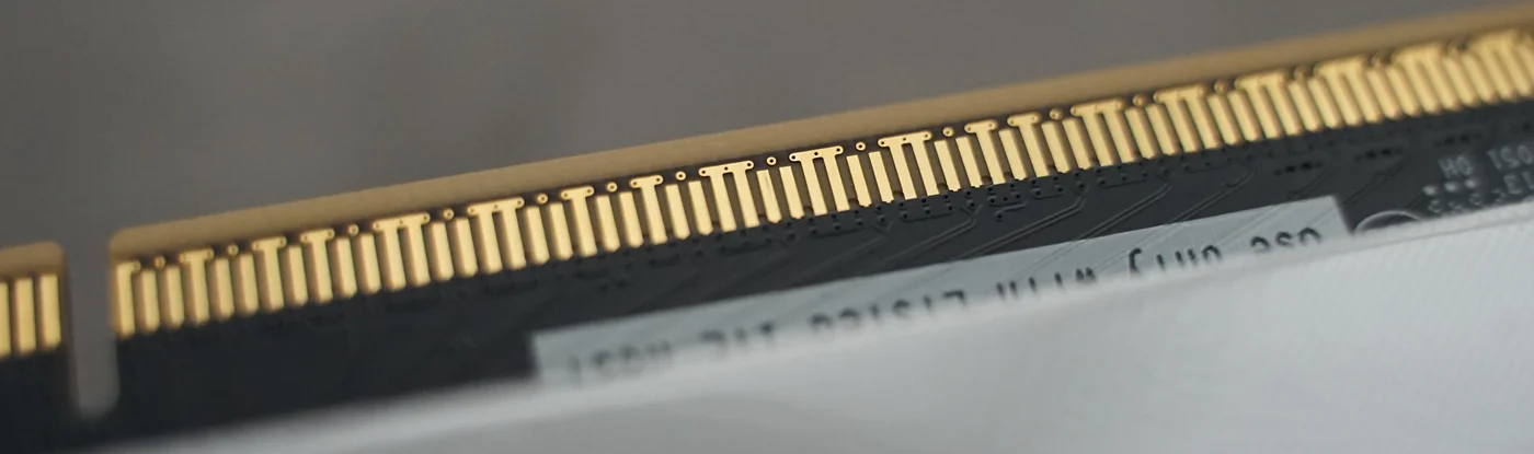 RTX 5070 Ti(Gen5世代)のPCIe端子の接写。金メッキが途中で切り欠かれた形状