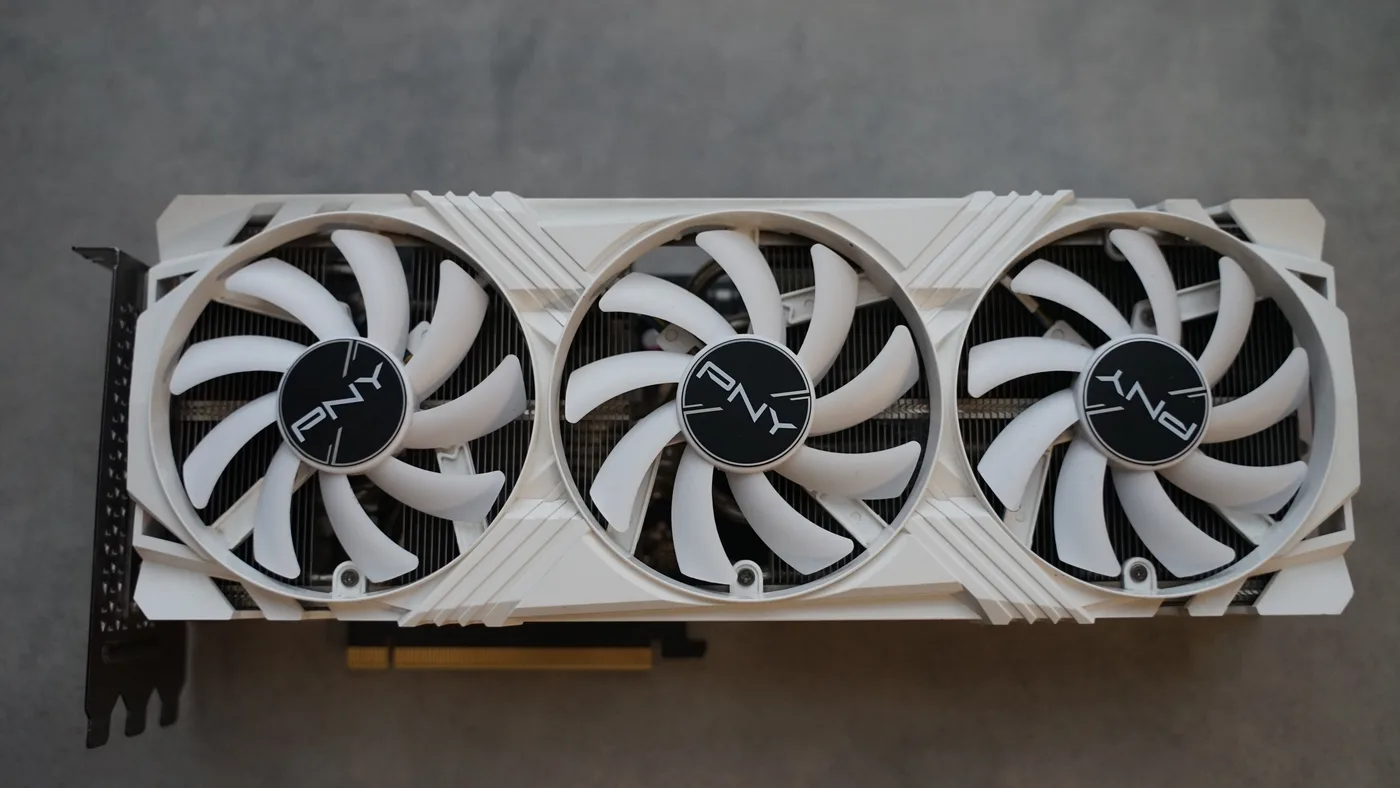PNY RTX 4070 Ti VERTO White Editionの正面。白い3連ファン