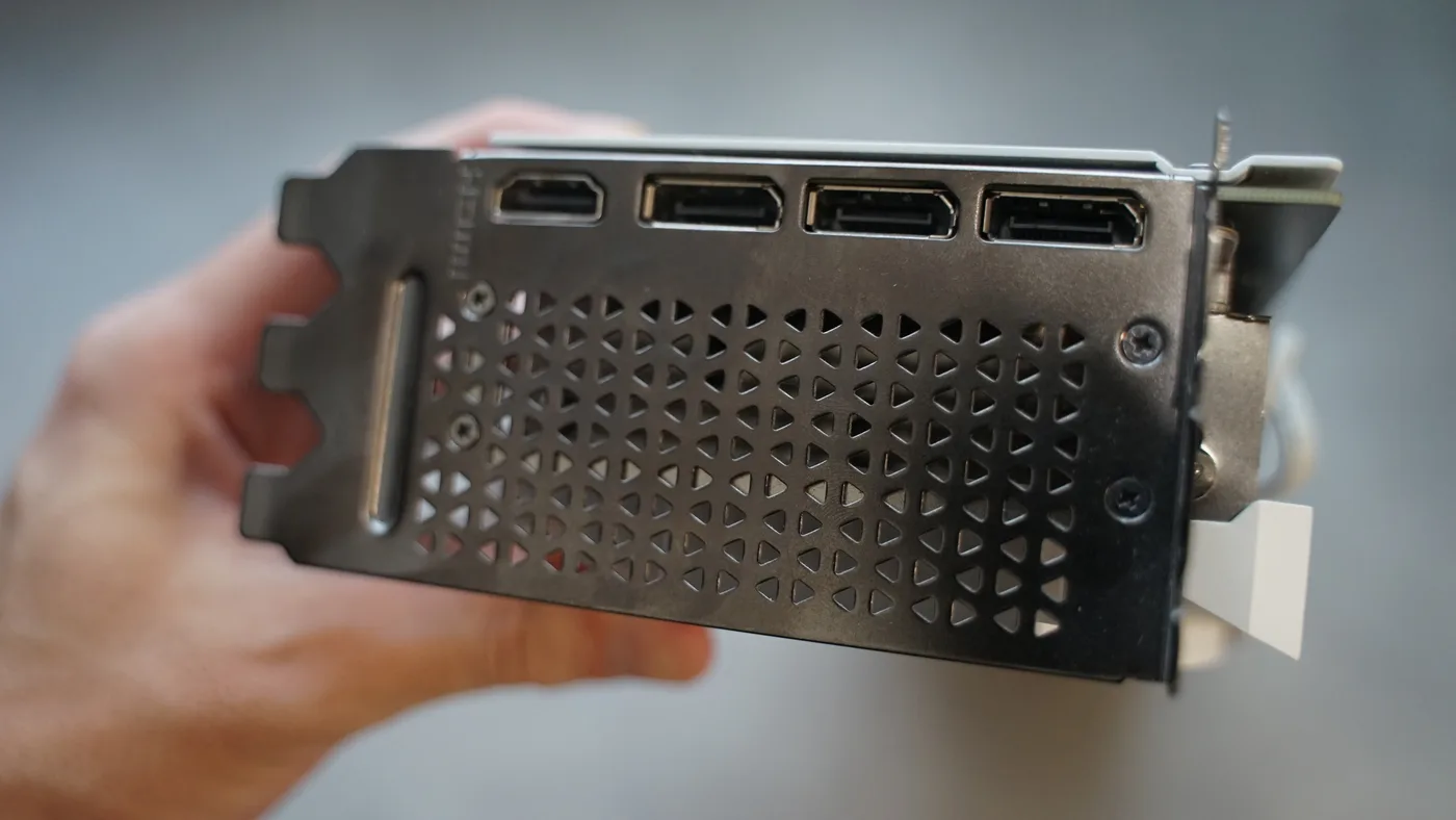 映像出力端子。HDMI×1とDisplayPort×3
