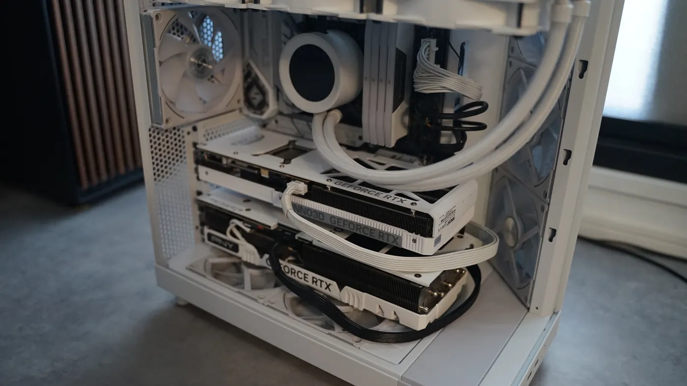 白いNZXTケースの内部。簡易水冷とケースファン、2枚のグラフィックボードが並んでいる
