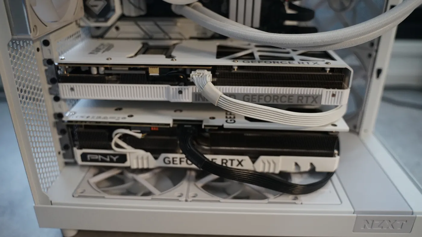NZXTの白いケースにINNO3D GeForce RTX 5070 Ti X3 OC WHITEとPNYのGeForce RTXを2枚挿しした状態