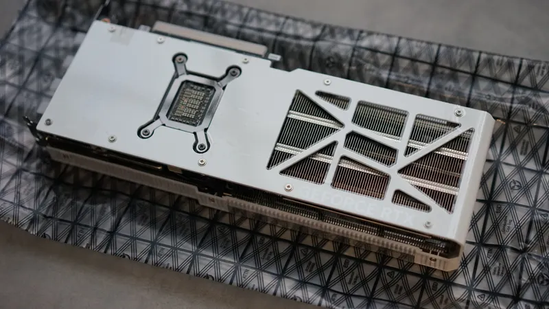 INNO3D GeForce RTX 5070 Ti X3 OC WHITEの裏面。白いバックプレート