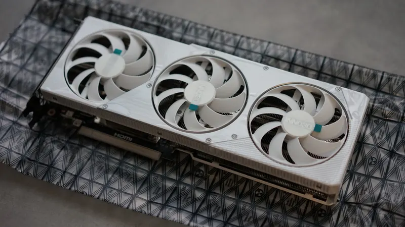 INNO3D GeForce RTX 5070 Ti X3 OC WHITEの表面。白い3連ファン