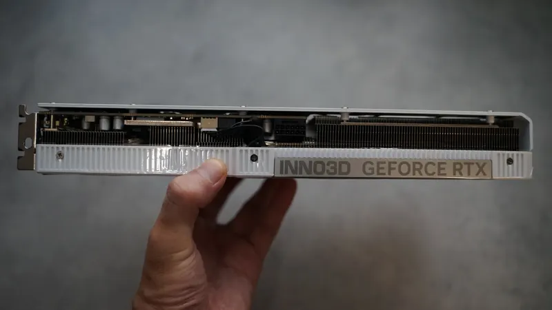 INNO3D GeForce RTX 5070 Ti X3 OC WHITEを横から見た様子。2スロット厚に収まっている